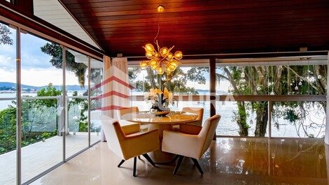 Casa alto padrão com 05 quartos a beira da praia da Lagoinha-Bombinhas