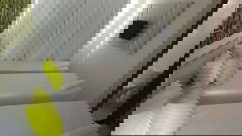 Suíte 3 térreo, com janela para a os  fundos.