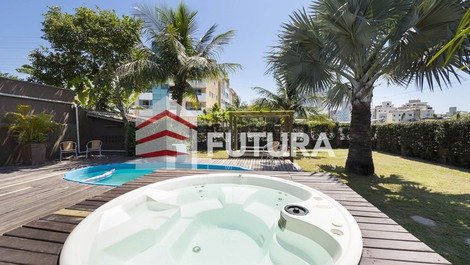 HOUSE WITH 4 SUITES, SWIMMING POOL AND JACUZZI ON BOMBAS-BOMBINHAS BEACH/SC