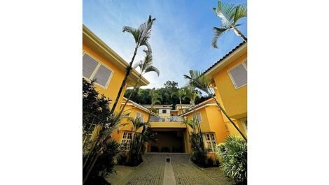 Casa em condomínio a 30 passos do mar Praia Juquehy WIFI e Piscina