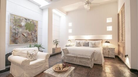 Car027 - Impressive 8-Bedroom Mansion in Cartagena