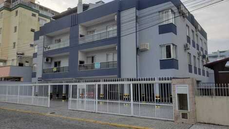 Apt 2 bedrooms, downtown Bombinhas, 130 meters from the Netflix sea