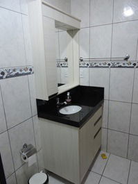 Apt 2 bedrooms, downtown Bombinhas, 130 meters from the Netflix sea