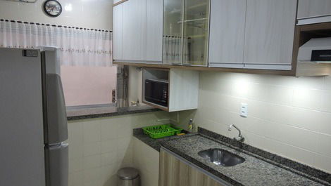 Apt 2 bedrooms, downtown Bombinhas, 130 meters from the Netflix sea