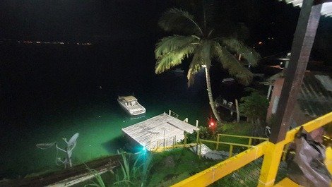 O pier conta com refletor de 200watts para sua pescaria ou banho de mar noturnos