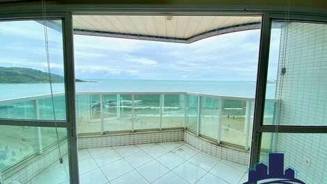 3 bedroom apartment with 2 suites facing the sea