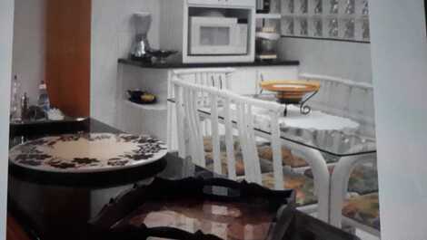 APARTAMENTO GUARUJÁ A 50 M. DA PRAIA DO TOMBO