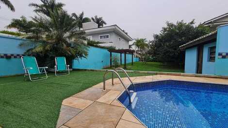 Piscina, deck e pomar