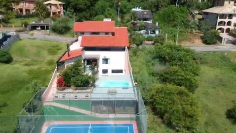 Casa con piscina, en Praia Brava, a 300 m del mar.