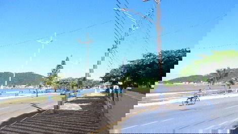 Apto central com churrasqueira, elevador, WI-FI, AC nos 2 quartos