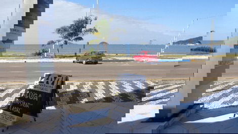 Apto central com churrasqueira, elevador, WI-FI, AC nos 2 quartos