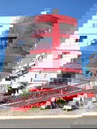 Apto central com churrasqueira, elevador, WI-FI, AC nos 2 quartos