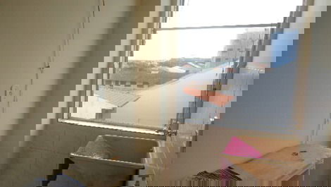 Apto central com churrasqueira, elevador, WI-FI, AC nos 2 quartos