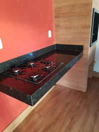 Cooktop ao lado churrasqueira da piscina 