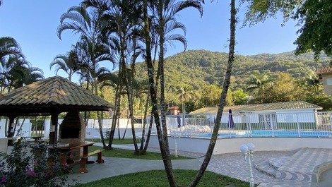 AP IN THE CENTER OF UBATUBA, WITH POOL, BARBECUE, AIR CONDITIONING
