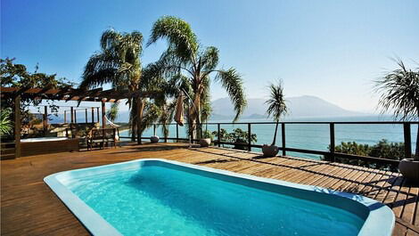 Jacuzzi, swimming pool and incredible view of the sea! C05