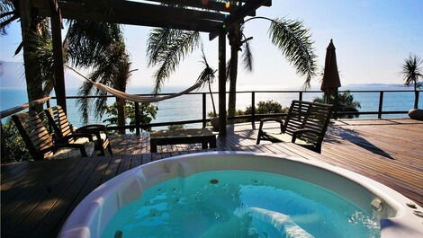 Jacuzzi, swimming pool and incredible view of the sea! C05