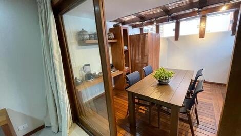 Cozinha independente da sala com pergolado em madeira de lei e palhinha da região 