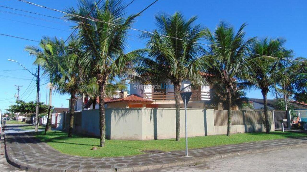 Casa para aluguel de temporada em Guaratuba (Centro)