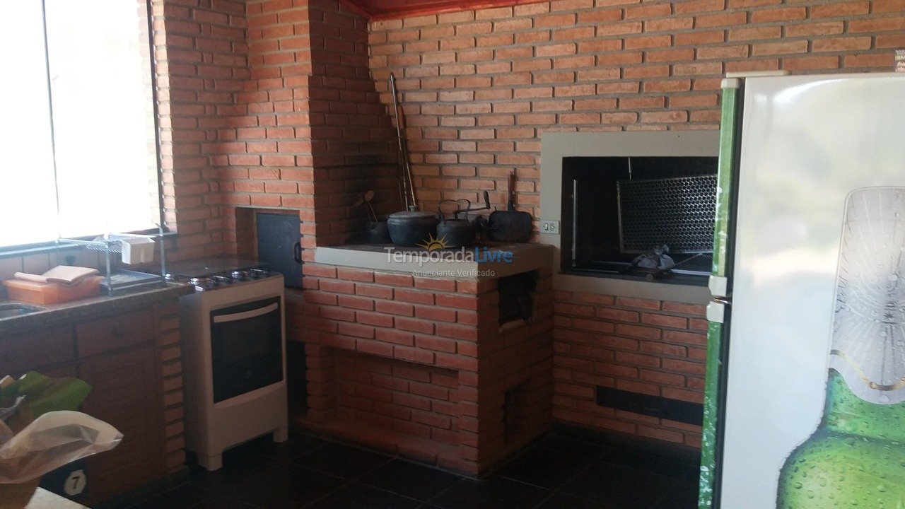 Casa para aluguel de temporada em Ibiúna (Condomínio Colinas de Ibiúna)