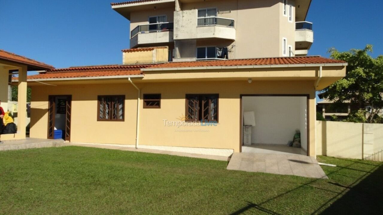 House for vacation rental in Ingleses do Rio Vermelho (Santa Catarina)