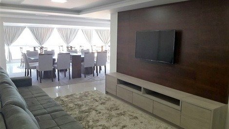 Sala com 3 ambientes com tv, churrasueira e wi-fi