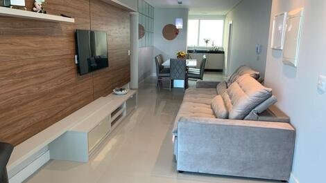 Sala com 2 ambientes com tv e wi-fi
