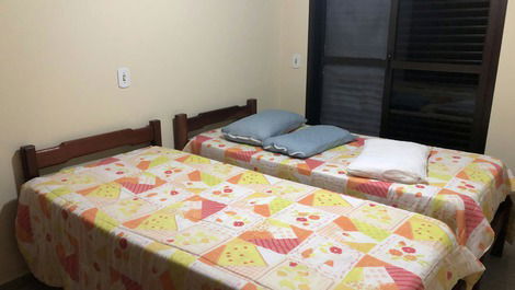 Apto Praia Grande Ubatuba, WiFi, 2 dorm., 2 wc, excelente localização