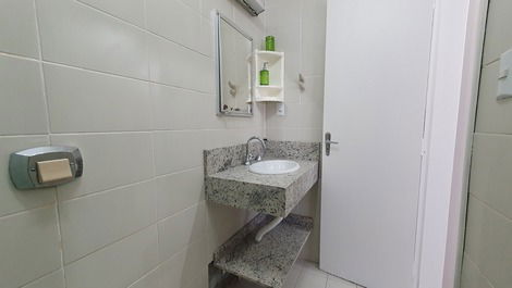 Apartamento com 2 dormitórios em Bombinhas! Ótima localização!