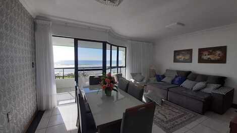 Apartment with 03 bedrooms facing the sea