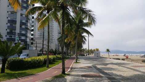 Apartamento c/ Churrasqueira e Sacada a 100 Mts da Praia 🌊