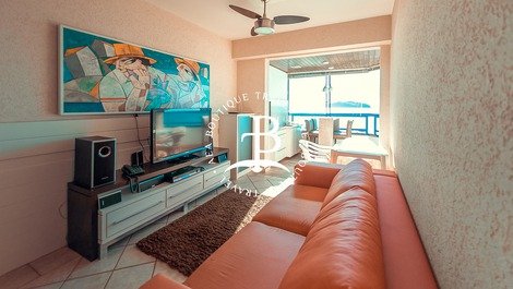 Dispõe de sala de estar com sofá, tv, ventilador de teto, varanda gourmet integrada com espaço para 