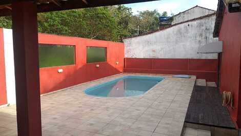 Casa com piscina em Iguape. Excelente para quem gosta de pescar!