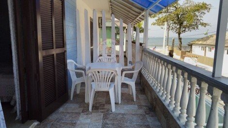 Casa no centro, wifi, pé na areia, 30mt do mar em Matinhos - Caiobá