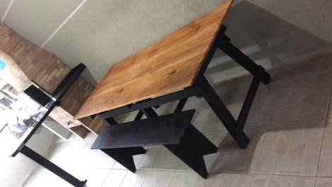 Mesa e banco para área da churrasqueira.