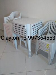 Mesas e cadeiras de plástico.