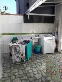Lavanderia com máquina de lavar local excelente para secar as roupas e toalhas no sol.