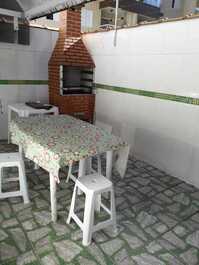 Churrasqueira no quintal privativa do apto.