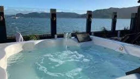 House with Jacuzzi in front of Lagoa - SEASON RENTAL