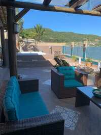 House with Jacuzzi in front of Lagoa - SEASON RENTAL