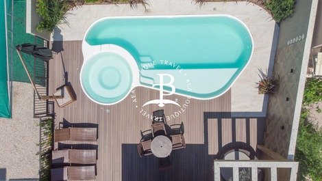 Vista aérea da piscina climatizada