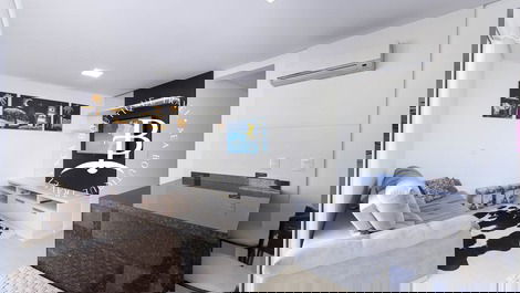 Sala de estar, tv, ar condicionado split e espaço para refeições