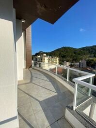 PENTHOUSE WITH 3 BEDROOMS AND SEA VIEW AT BOMBASBOMBINHAS BEACH/SC