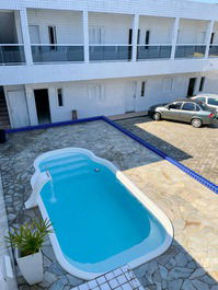 APARTAMENTO COM PISCINA E CHURRASQUEIRA APENAS 200M DA PRAIA!