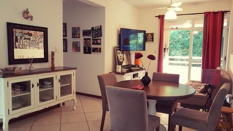 CHARMOSO apartamento Com Suíte/ Quadra do Mar/ Elevador/ Wifi 240mb
