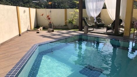 Ampla casa com piscina para locação p/ diárias na praia de Palmas