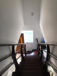 Escada de acesso piso superior 