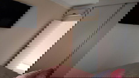 Suíte com tv, ar condicionado e ventilador de teto