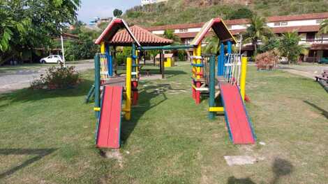 Praça central do condomínio com brinquedos 
