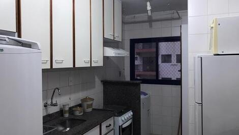 Cozinha e área de serviço com máquina de lavar